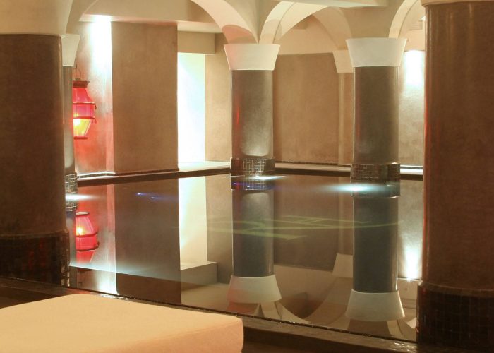 luxueuse-piscine-interieure-spa