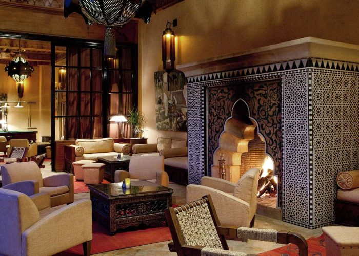 salon-marocain-avec-chemine-traditionnelle
